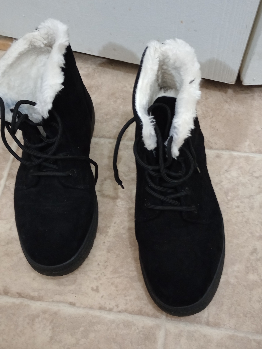 Go Pro Brand black boots  a white faux fur lining and a lace-up design.13.5
